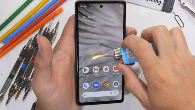 Google Pixel 7a bị hơ lửa trong bài test độ bền