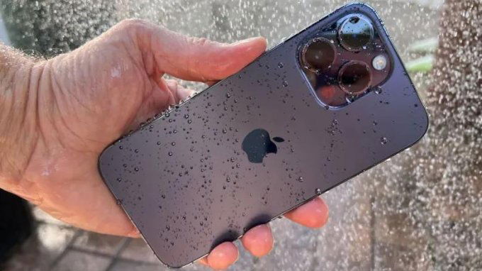 iPhone 14 Pro có khả năng chống nước cực kỳ tốt