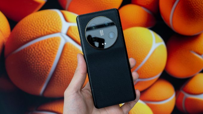 Xiaomi 13 Ultra thu hút mọi ánh nhìn với phần lưng được bọc da toàn bộ