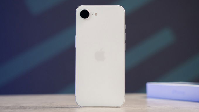 iPhone 16e màu trắng