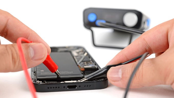 Thay pin trên iPhone 16e dễ dàng hơn bao giờ hết