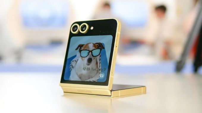 Thiết kế Galaxy Z Flip 6 nhỏ gọn hơn Galaxy S24