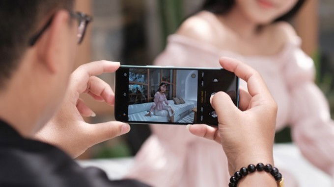 Không đứng quá xa chủ thể
