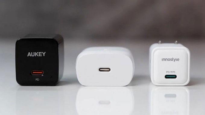 Có thể dùng sạc từ các hãng phụ kiện uy tín để sạc cho iPhone 16