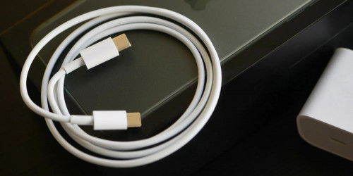iPhone 14 Pro Max dùng sạc gì? 007 Vin tải ứng dụng có an toàn không?