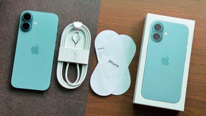 Bộ sản phẩm và phụ kiện của iPhone 16 cũ và mới