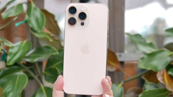 iPhone 16 Pro Max với thiết kế sang trọng
