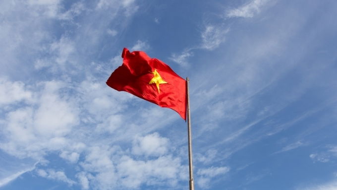 Hình nền lá cờ Việt Nam trên nền trời xanh