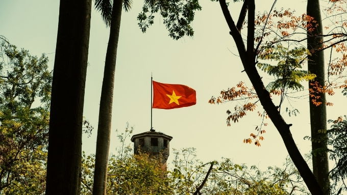 Hình nền lá cờ Việt Nam với cảnh đẹp nước nhà