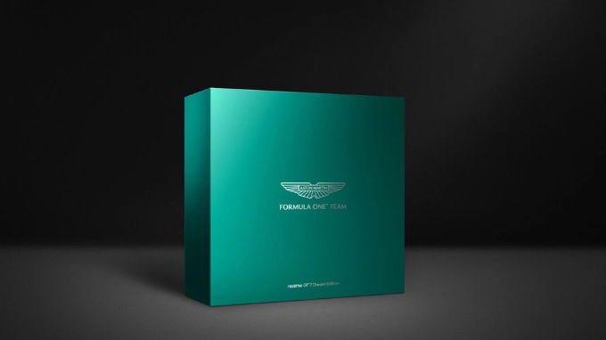Phiên bản Dream Edition nổi bật với hộp đựng màu xanh đặc trưng của Aston Martin