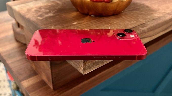 iPhone 13 thường màu đỏ