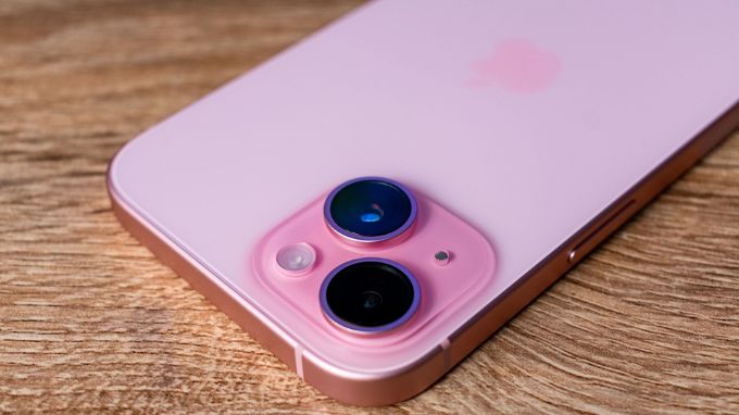 iPhone 15 Plus màu hồng pastel
