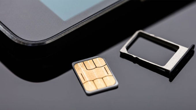 Kiểm tra thẻ SIM và khay SIM