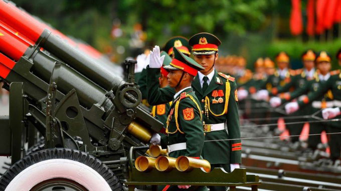 Nghi thức chào cờ và bắn 21 loạt đại bác