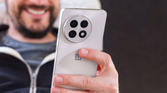 OnePlus 13R lựa chọn thay thế cho Pixel 9a