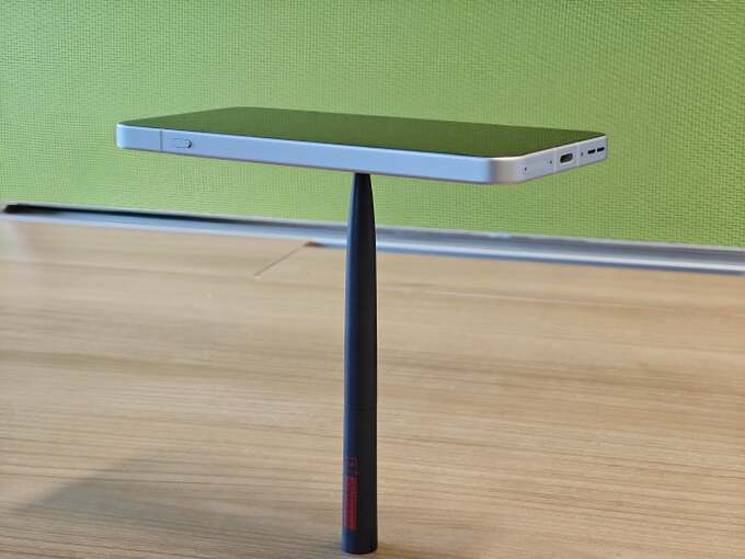 OnePlus 13T được cân bằng trên một chiếc bút