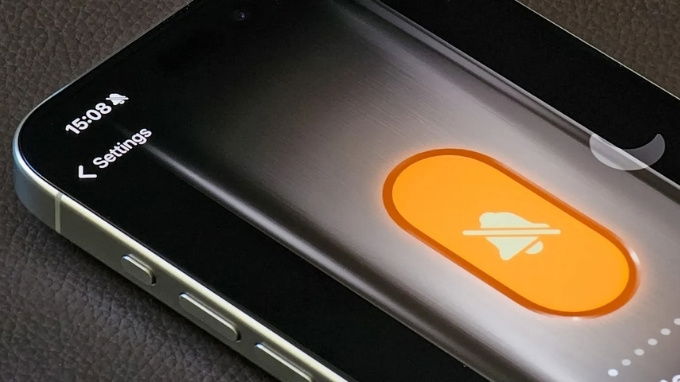 Bật chế độ Im lặng bằng Action Button trên iPhone 15 Pro và iPhone 16