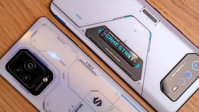 So sánh ROG Phone và Black Shark về pin và sạc