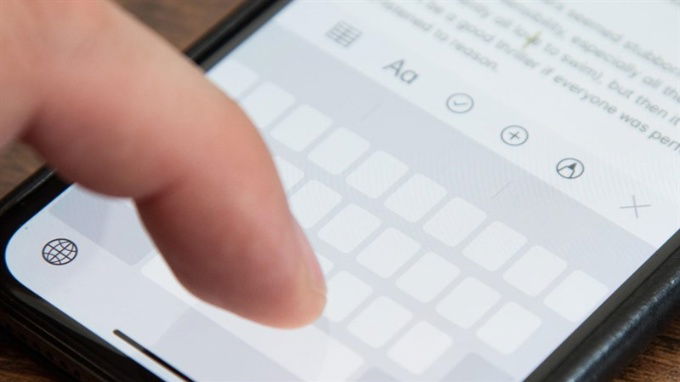 Dùng trackpad ẩn trên bàn phím ảo