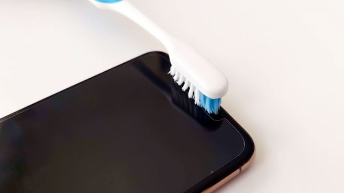 Cách vệ sinh loa iPhone bằng bàn chải