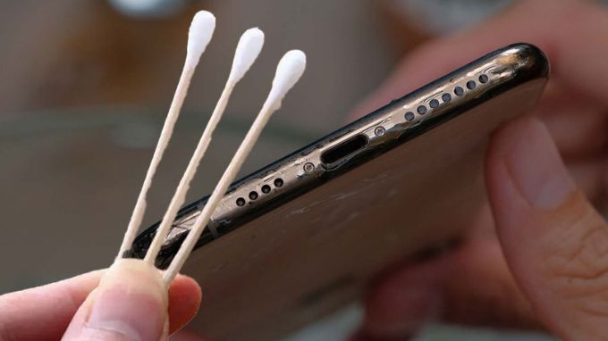 Sử dụng cồn và tăm bông để làm sạch loa iPhone