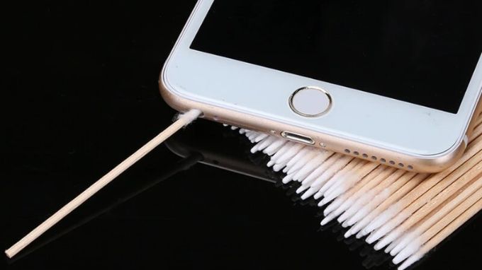 Cách vệ sinh loa iPhone bằng tăm