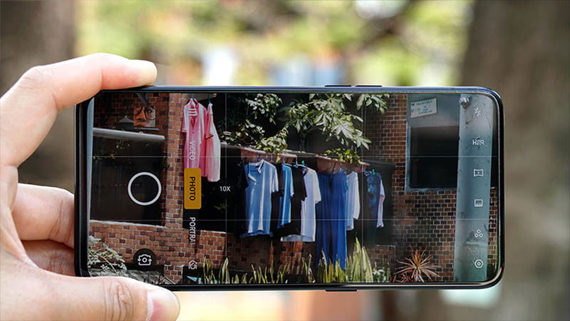 Máy được trang bị hệ thống ba camera