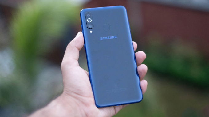  Galaxy M40 cũng được trang bị cụm 3 camera xếp dọc ở mặt sau gồm cảm biến 32MP