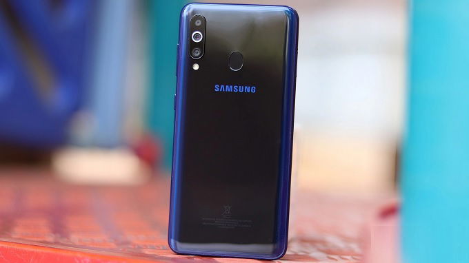 Mặt lưng Galaxy M40 có thiết kế lịch lãm
