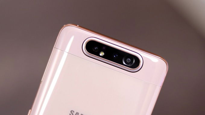Cụm camera selfie của Galaxy A80 cũng là camera chính 
