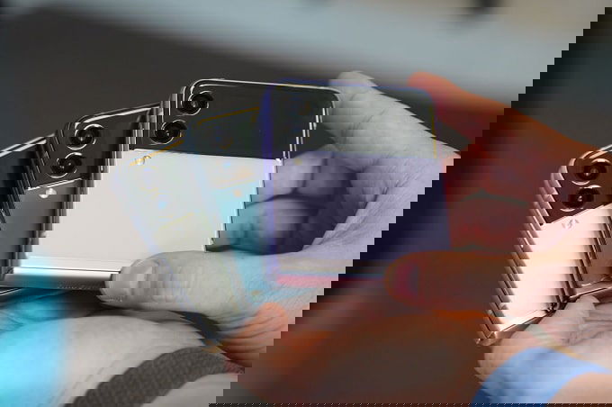 Màn hình Galaxy Z Flip 4 có nhiều cải tiến