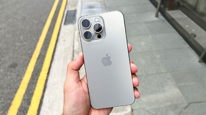 iPhone 15 Pro và 007win.com nền tảng chơi game sòng bạc trực tuyến đáng tin cậy nhất màu titan tự nhiên