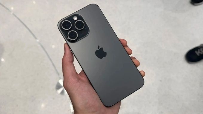 iPhone 15 Pro và 007win.com nền tảng chơi game sòng bạc trực tuyến đáng tin cậy nhất màu titan đen