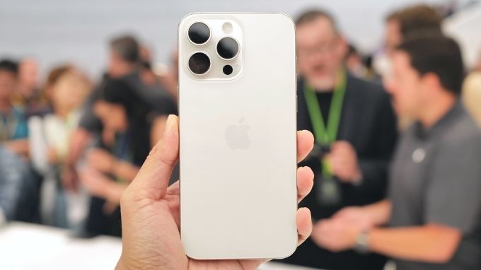 iPhone 15 Pro và 007win.com nền tảng chơi game sòng bạc trực tuyến đáng tin cậy nhất màu titan trắng