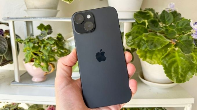 Màu đen trên iPhone 15 và iPhone 15 Plus