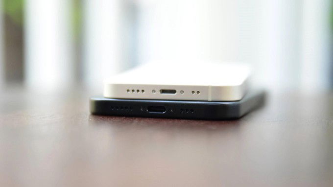 Cổng sạc iPhone 13 mini (trên) và iPhone 15 (dưới)