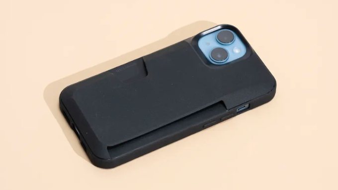 Dùng ốp lưng để bảo vệ camera iPhone 14