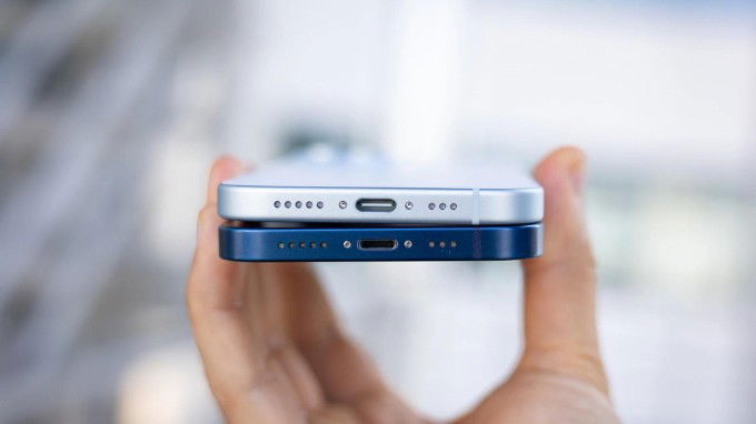 Cổng sạc của iPhone 15 (trên) và iPhone 12 (dưới)