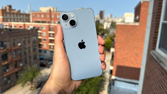 iPhone 14 có kích thước vừa phải, cầm nắm chắc tay