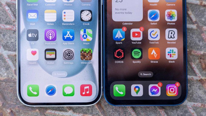 Màn hình của iPhone 15 (trái) và iPhone 12 (phải)