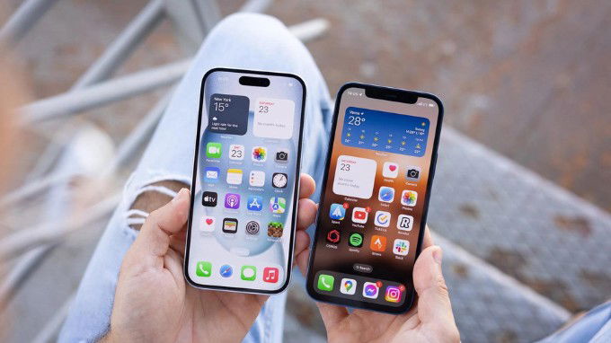 Thiết kế mặt trước của iPhone 15 (trái) và iPhone 12 (phải)