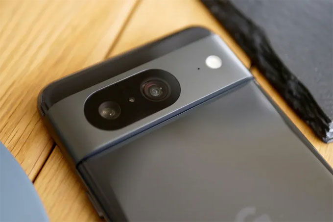 Pixel 8 cũng đi kèm với thiết lập camera kép phía sau bao gồm cảm biến chính 50MP và cảm biến siêu rộng 12MP
