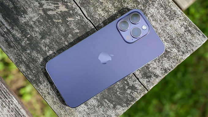 iPhone 14 Pro Max đóng vai trò là cầu nối giữa ngôn ngữ thiết kế cũ và mới