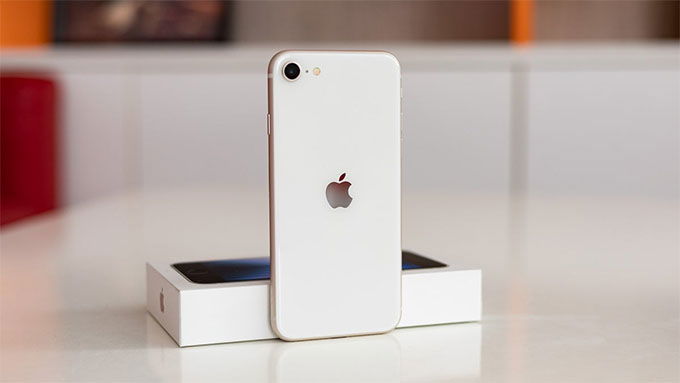 Thiết kế iPhone SE 2022 trông khá lỗi thời khi đặt cạnh iPhone 16