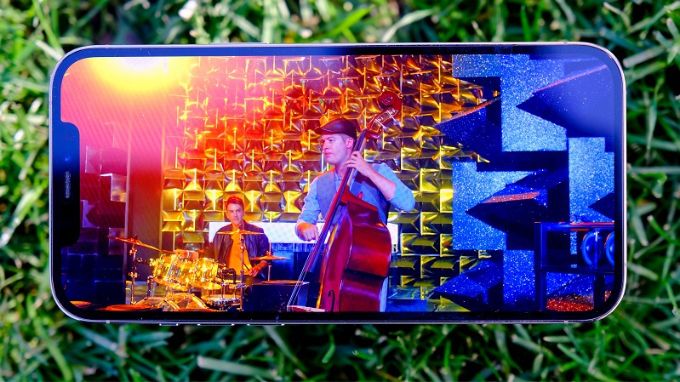 Đánh giá khả năng hiển thị của iPhone 13