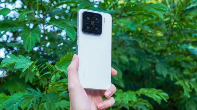 So sánh thiết kế Galaxy S25 và Xiaomi 15