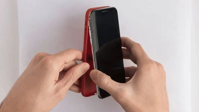 Tháo ốp lưng iPhone khi loạn cảm ứng