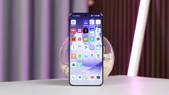 Màn hình AMOLED hiển thị sống động, sắc nét từng chi tiết