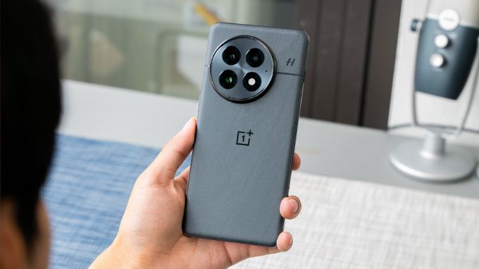 So sánh thiết kế Galaxy S25 và OnePlus 13