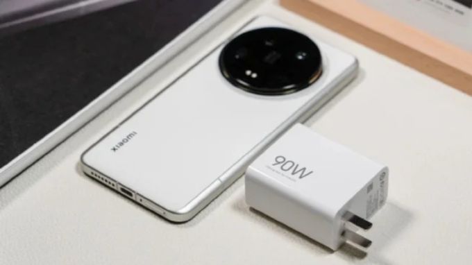 So sánh pin sạc iPhone 16 Pro Max cũ vs Xiaomi 14 Ultra